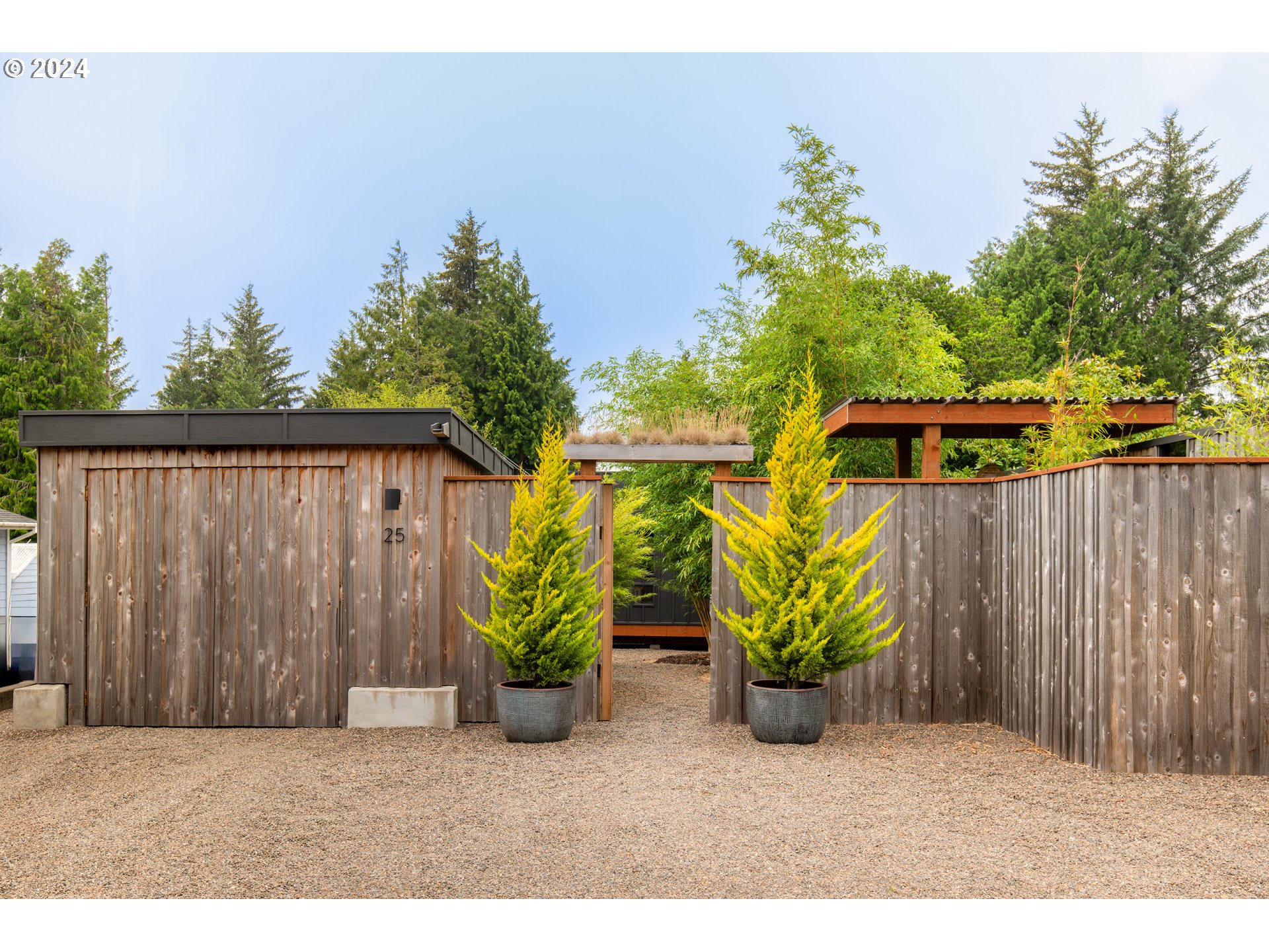 25 SE SUNNYVIEW LN