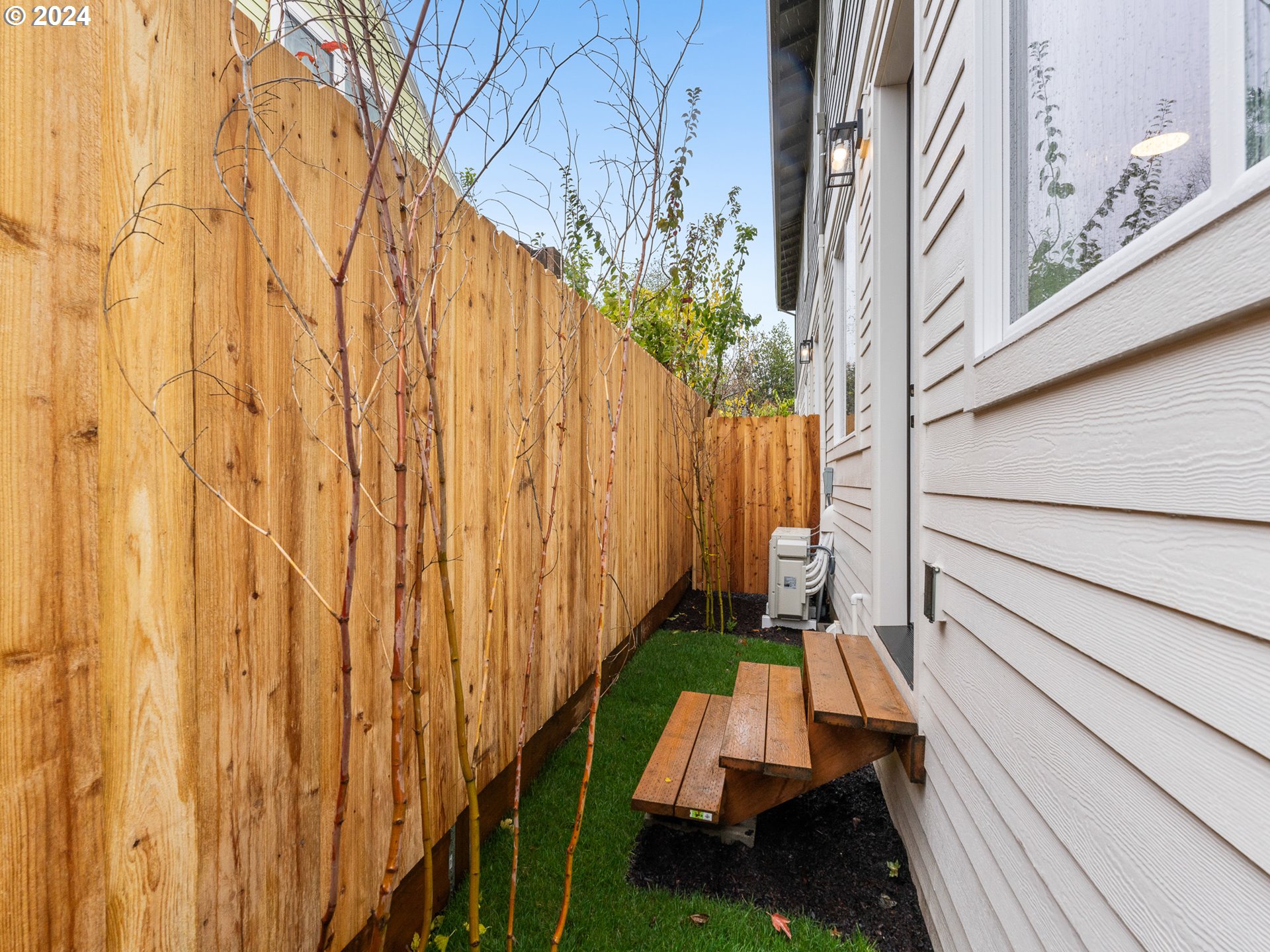 5275 N Vancouver AVE 1