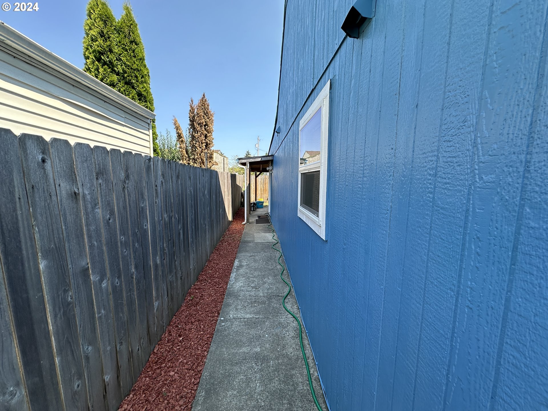 1933/1935 SANTIAM RD