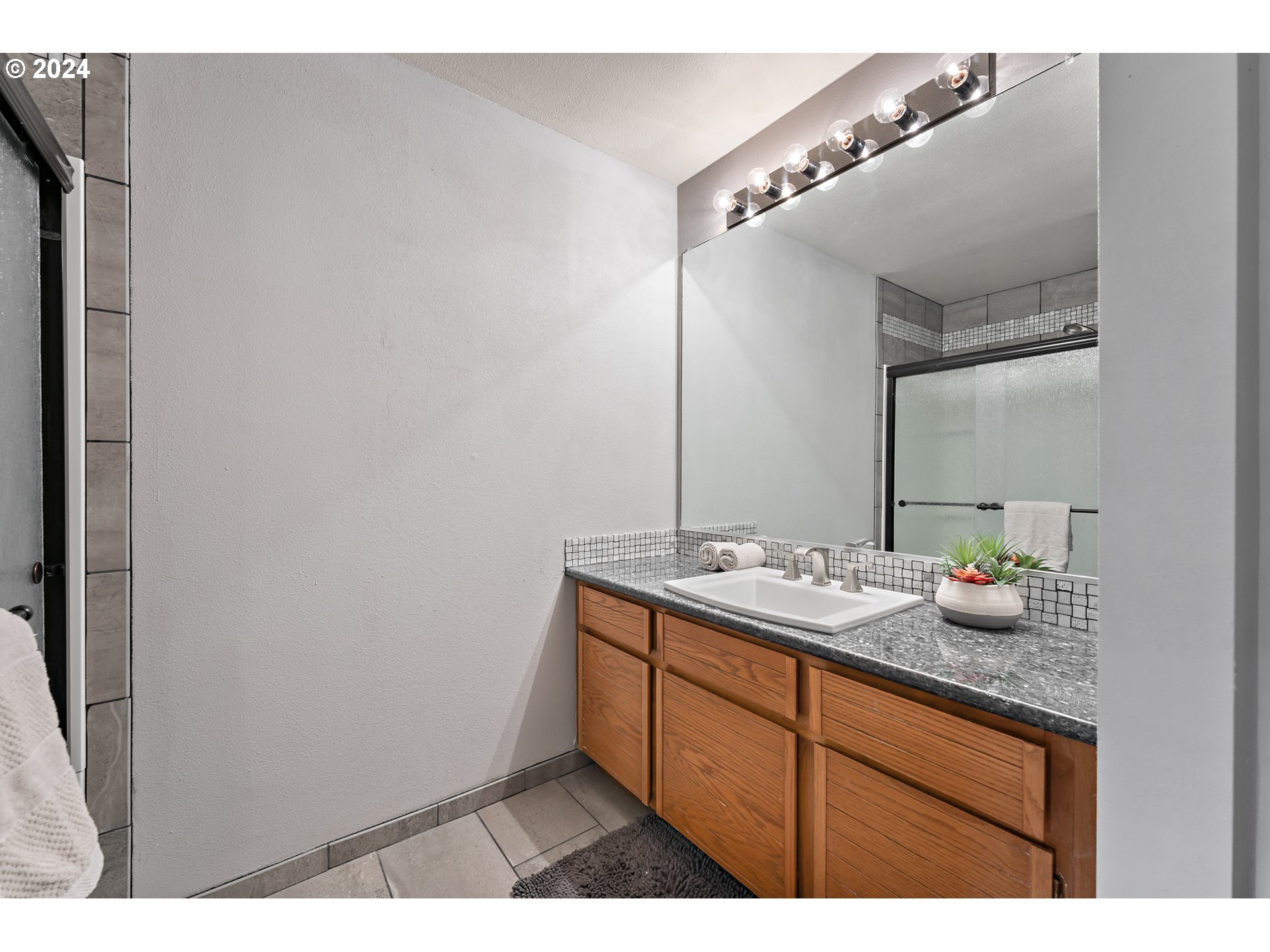 7808 NE LOOWIT LOOP 93