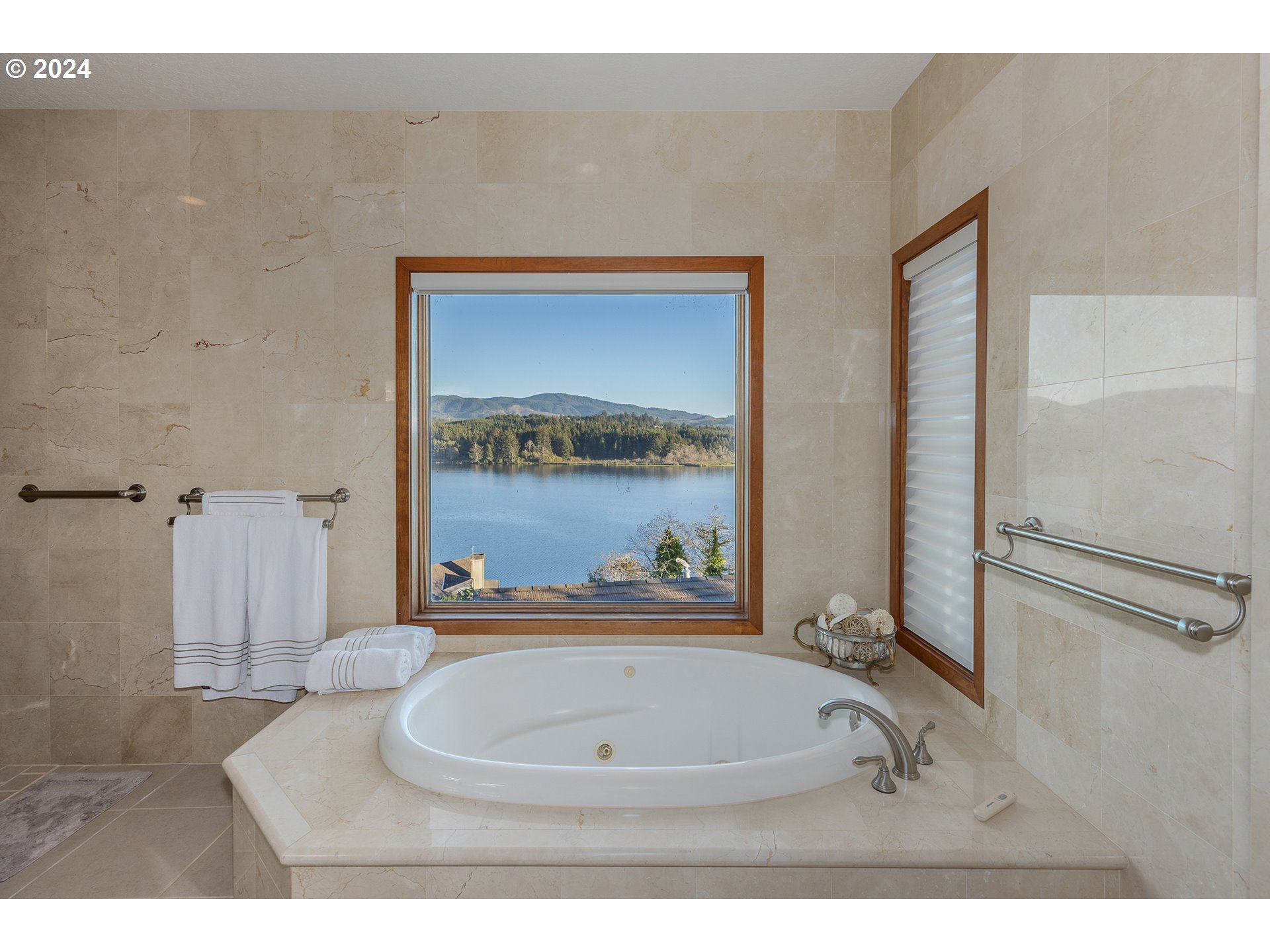 1204 NE Harbor Ridge