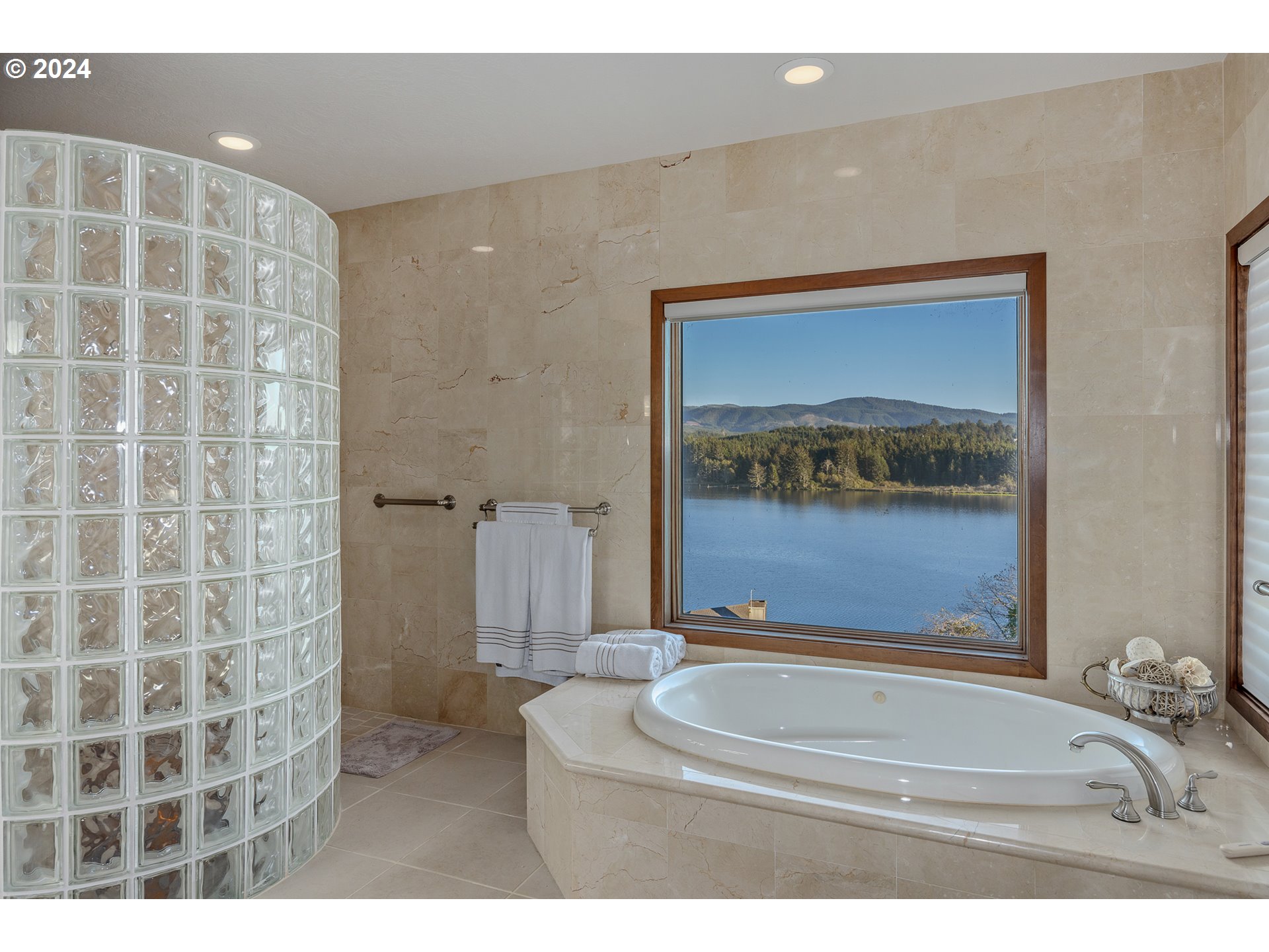 1204 NE Harbor Ridge