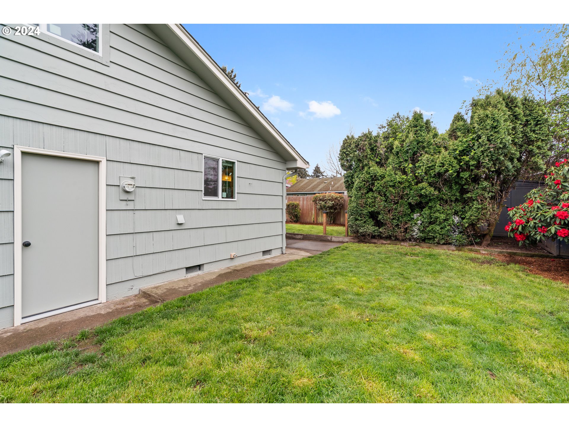 2532 HONEYSUCKLE WAY NE