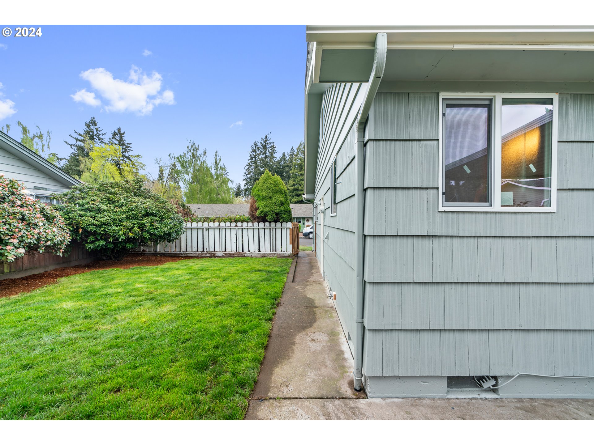 2532 HONEYSUCKLE WAY NE