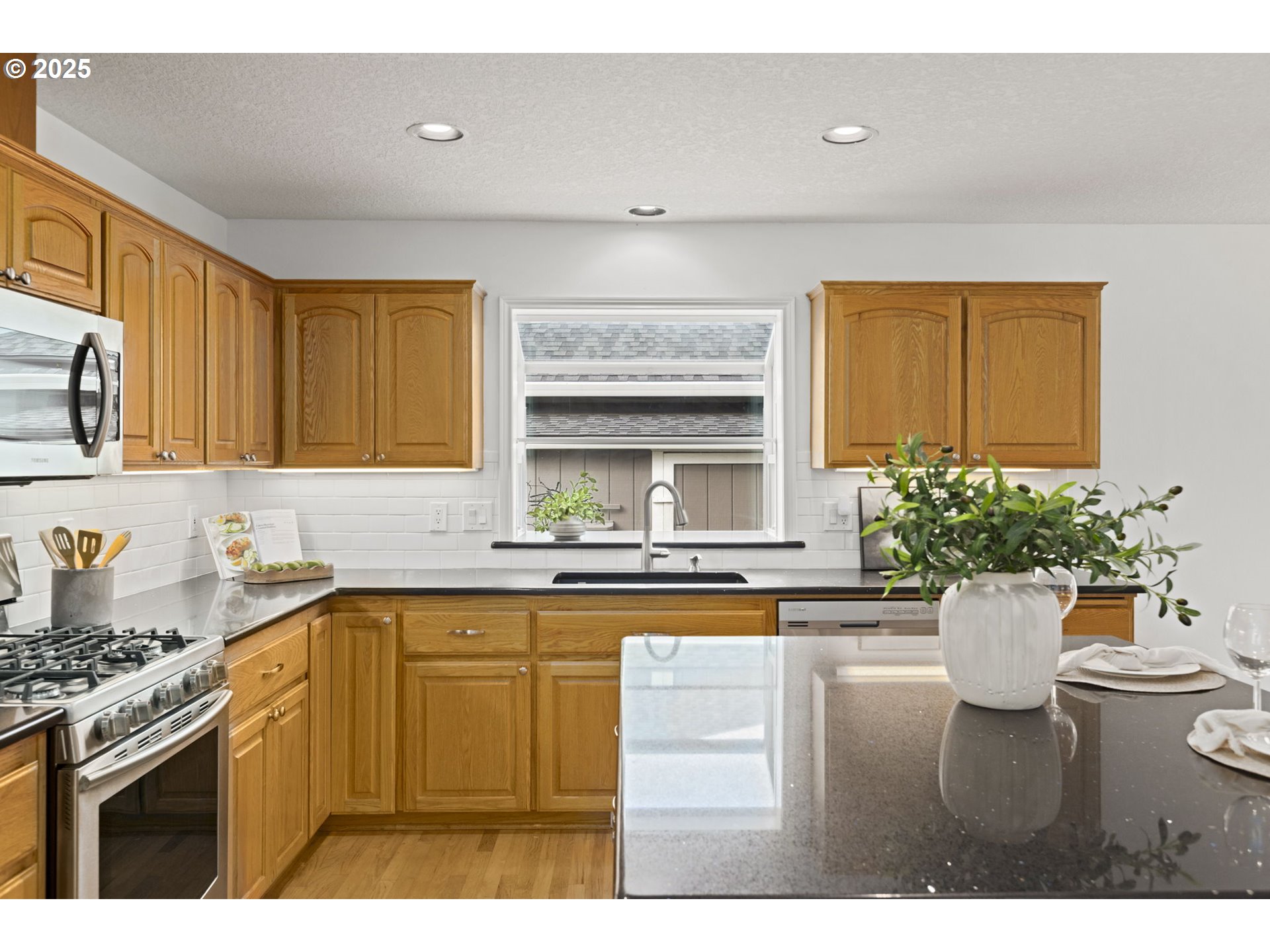 22271 NE LACHENVIEW LN