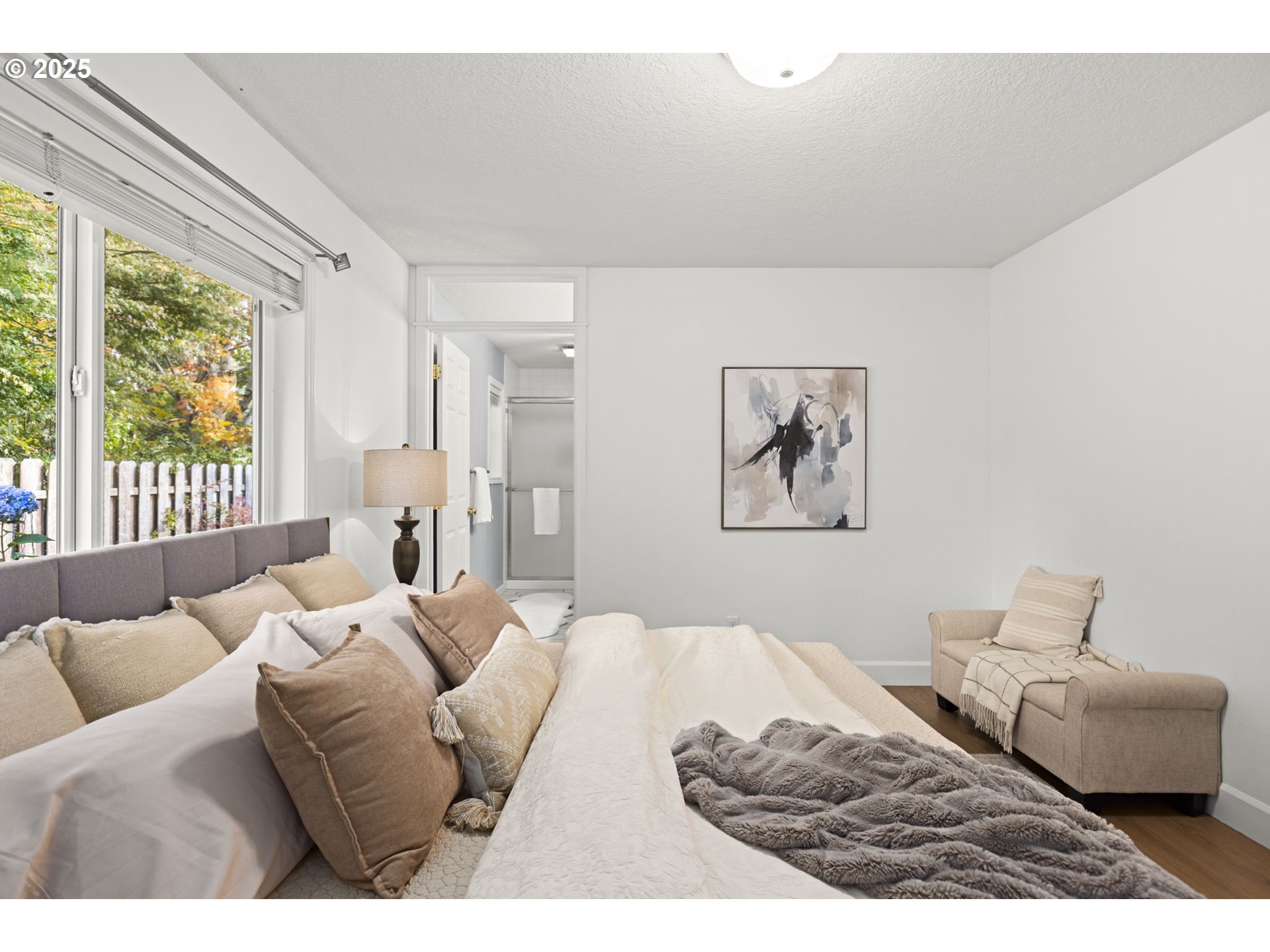 22271 NE LACHENVIEW LN