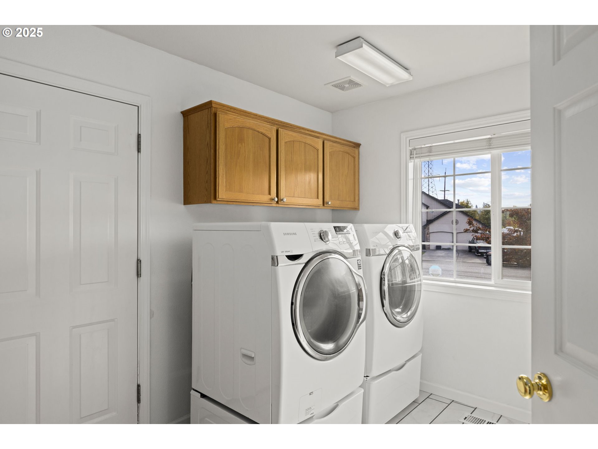 22271 NE LACHENVIEW LN