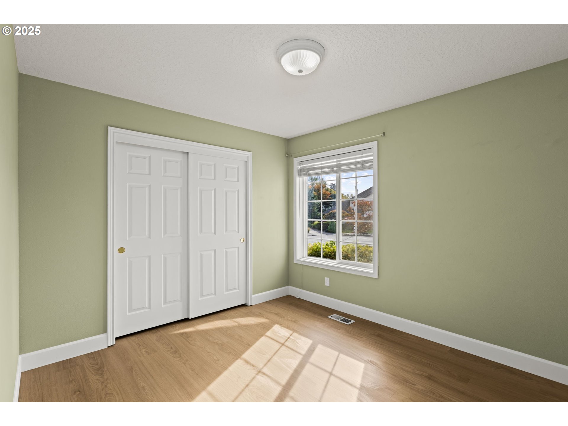 22271 NE LACHENVIEW LN