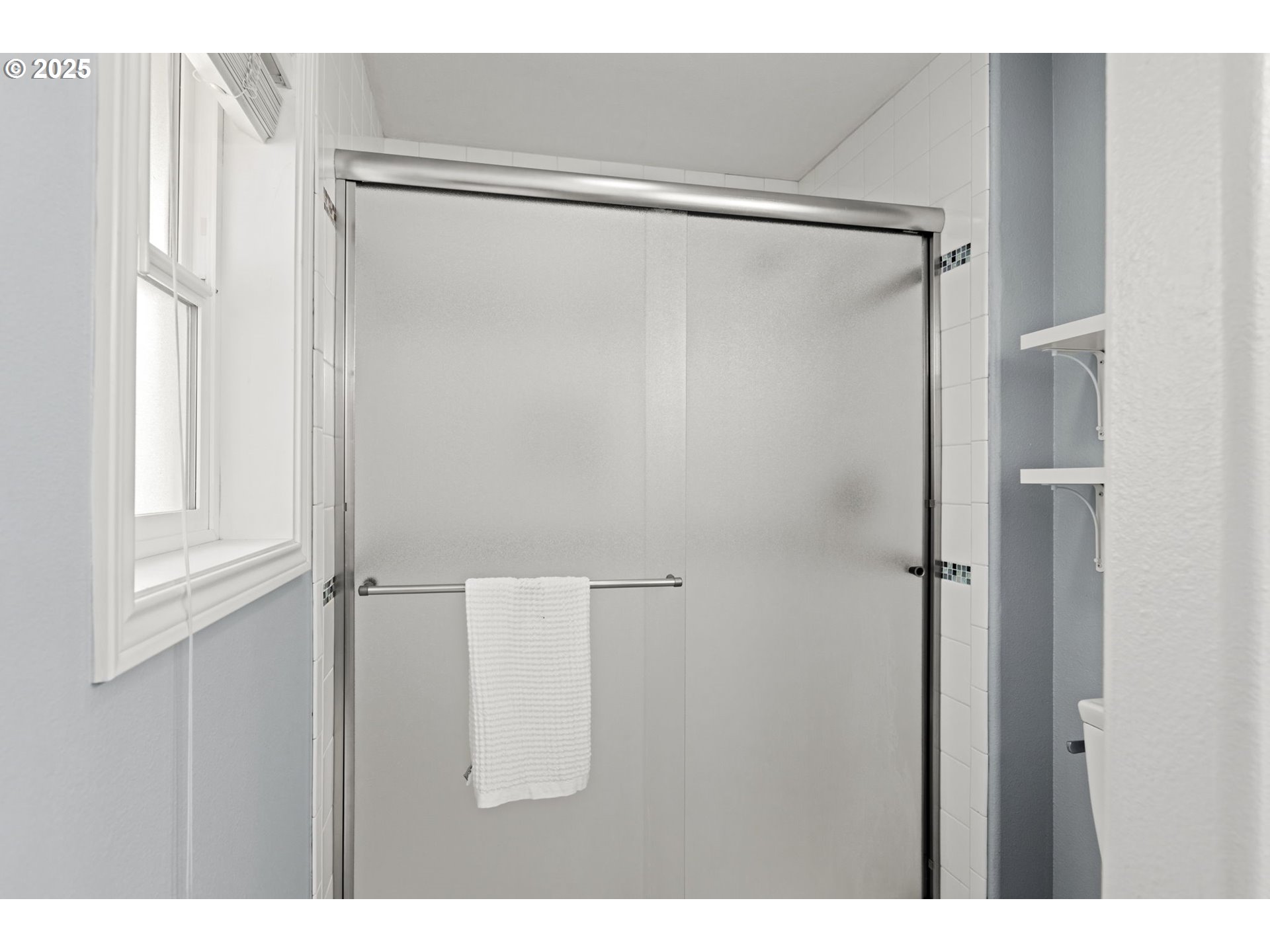 22271 NE LACHENVIEW LN