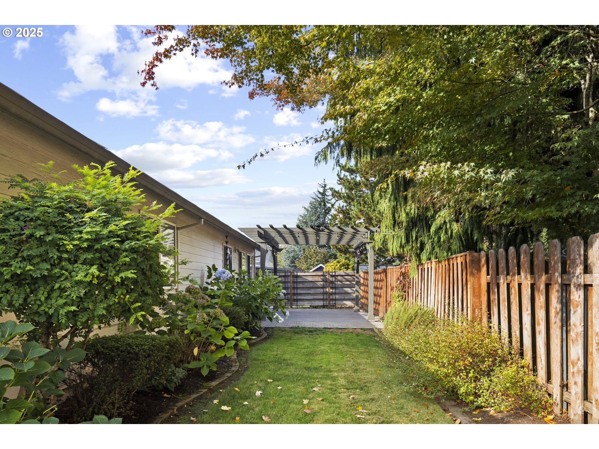 22271 NE LACHENVIEW LN