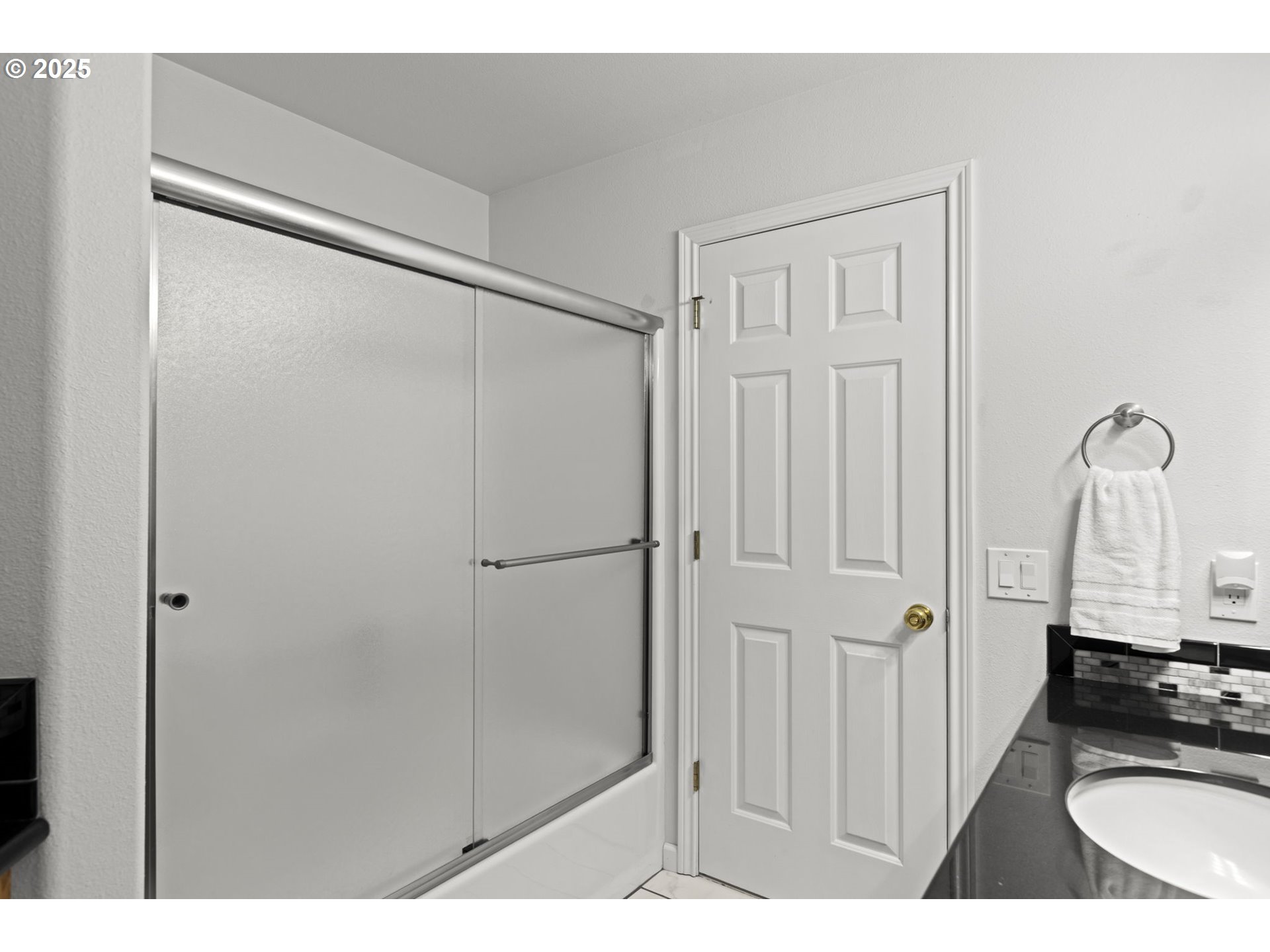 22271 NE LACHENVIEW LN