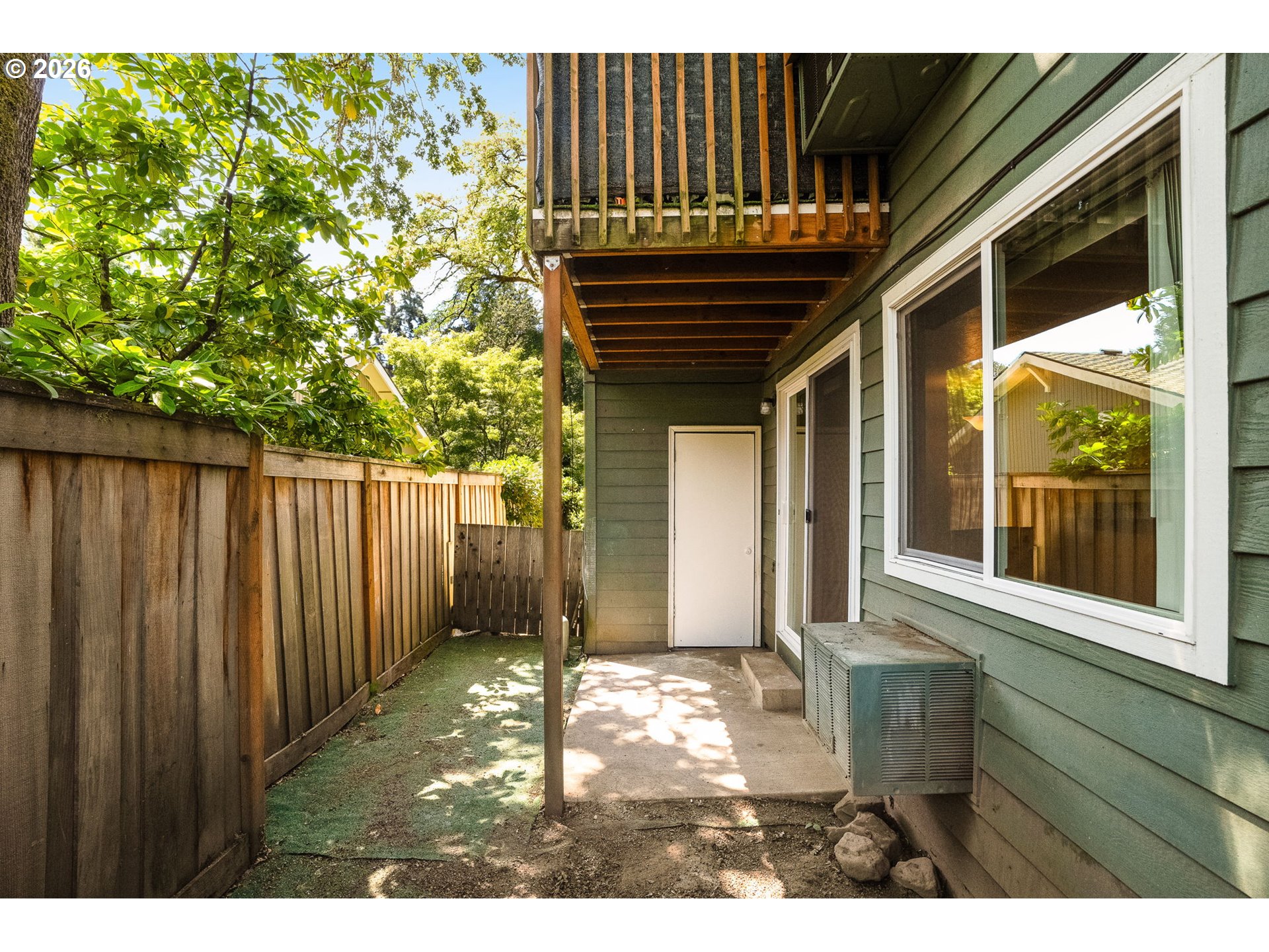 3930 LAKE GROVE AVE C1
