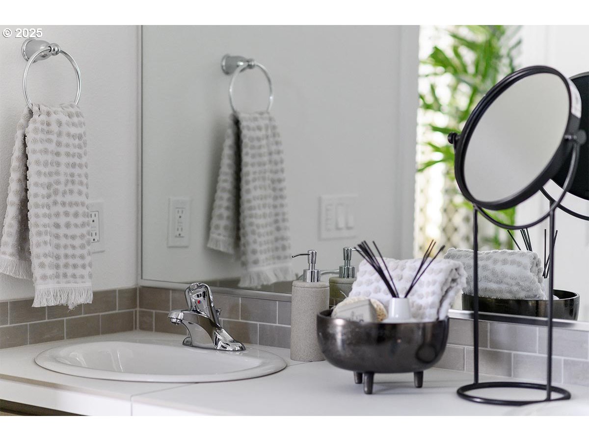 1016 NE ALDERWOOD DR