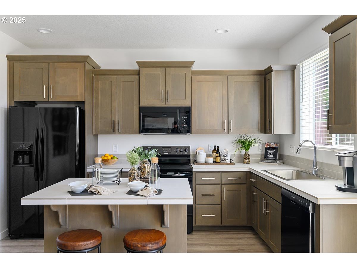 1016 NE ALDERWOOD DR