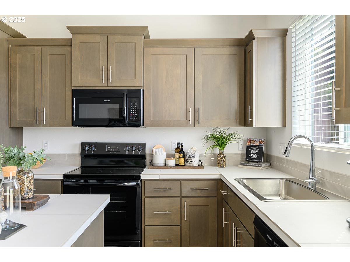 1016 NE ALDERWOOD DR