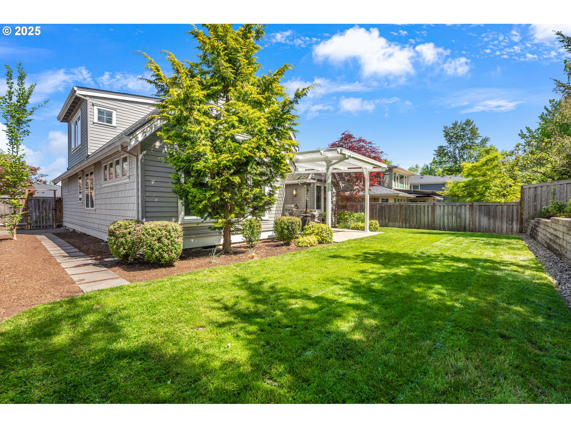 906 CEDAR ST