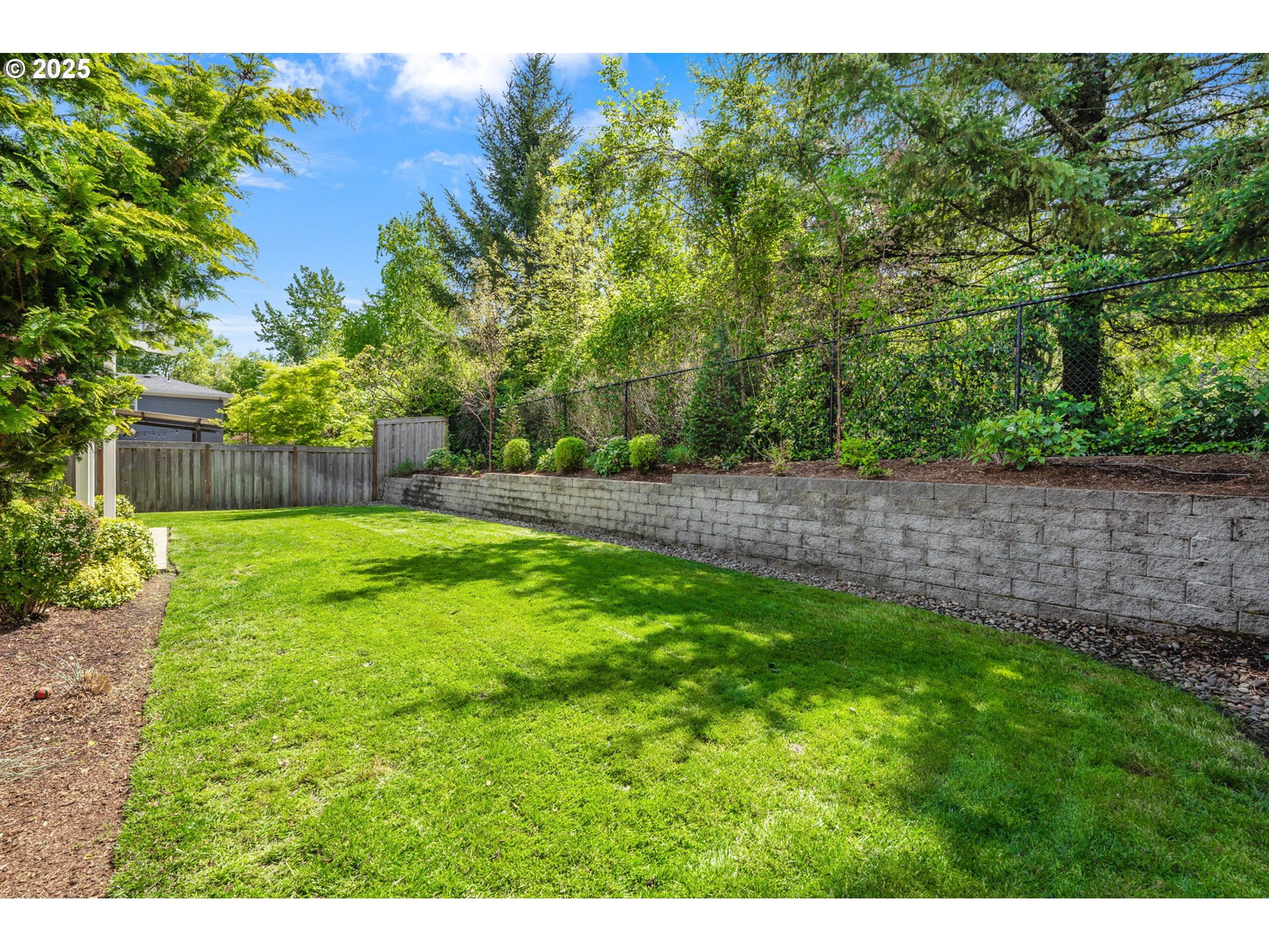 906 CEDAR ST