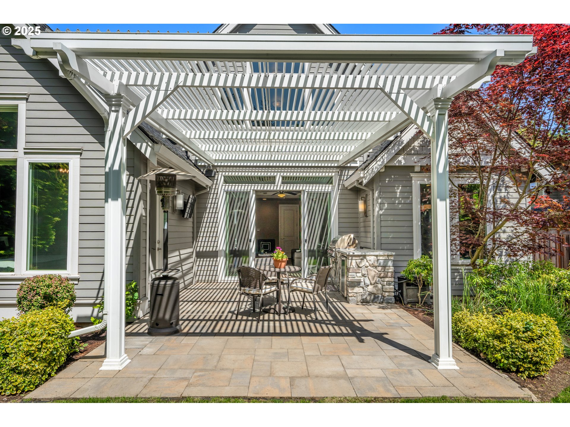 906 CEDAR ST