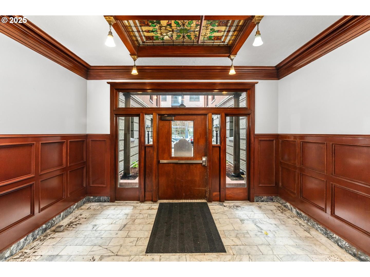 2109 NW IRVING ST 204