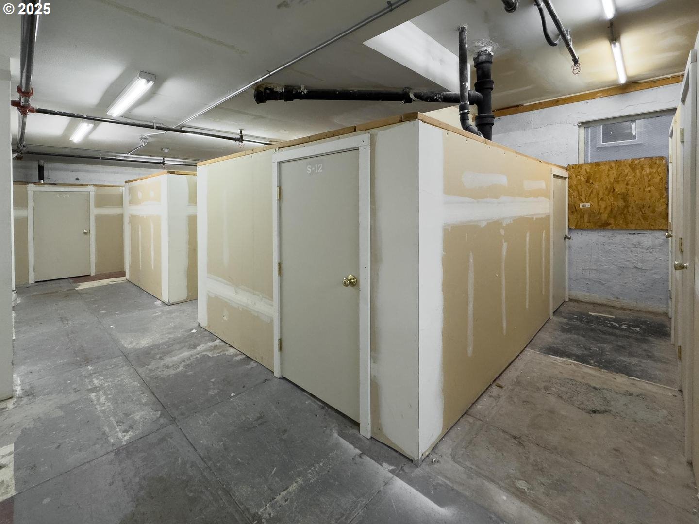 2109 NW IRVING ST 204