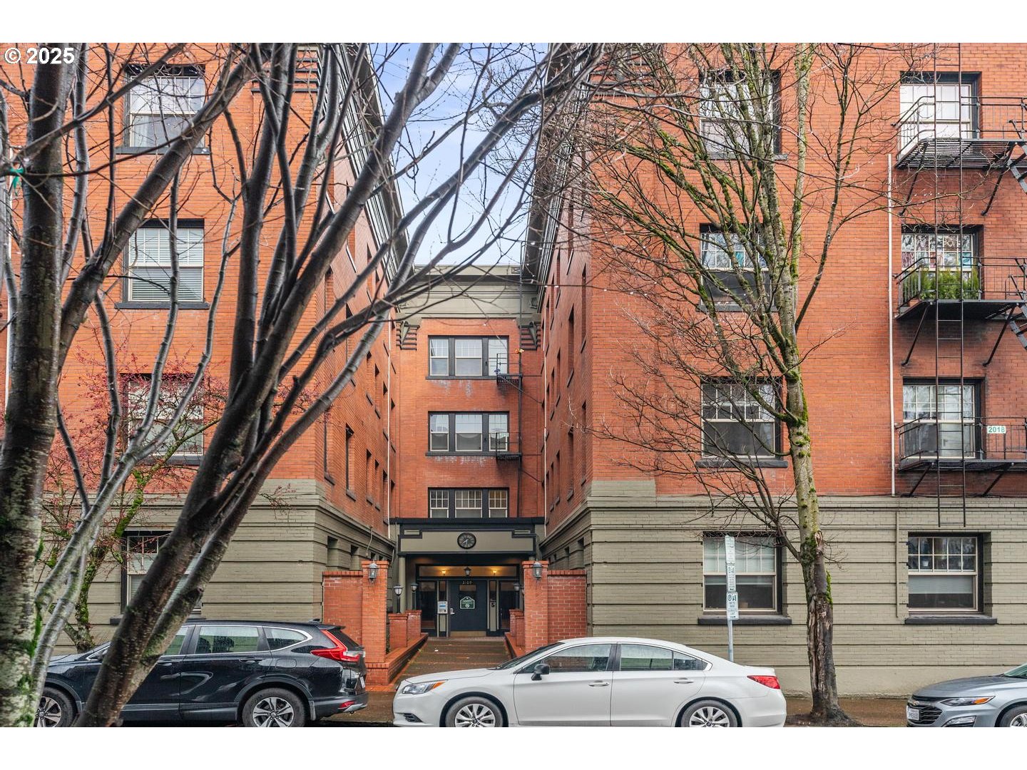 2109 NW IRVING ST 204