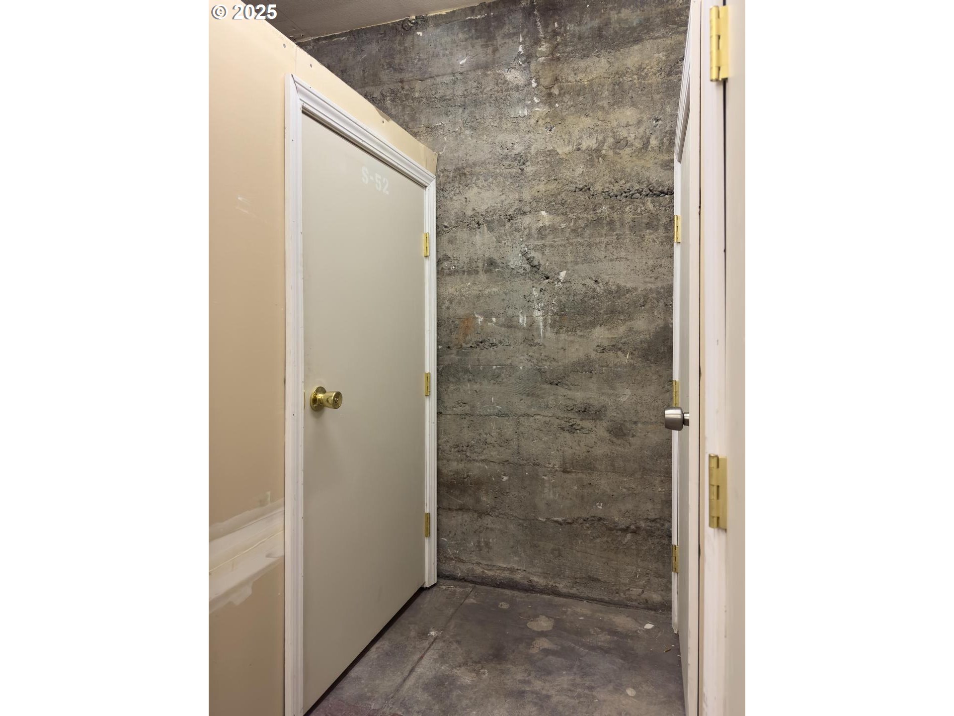 2109 NW IRVING ST 204