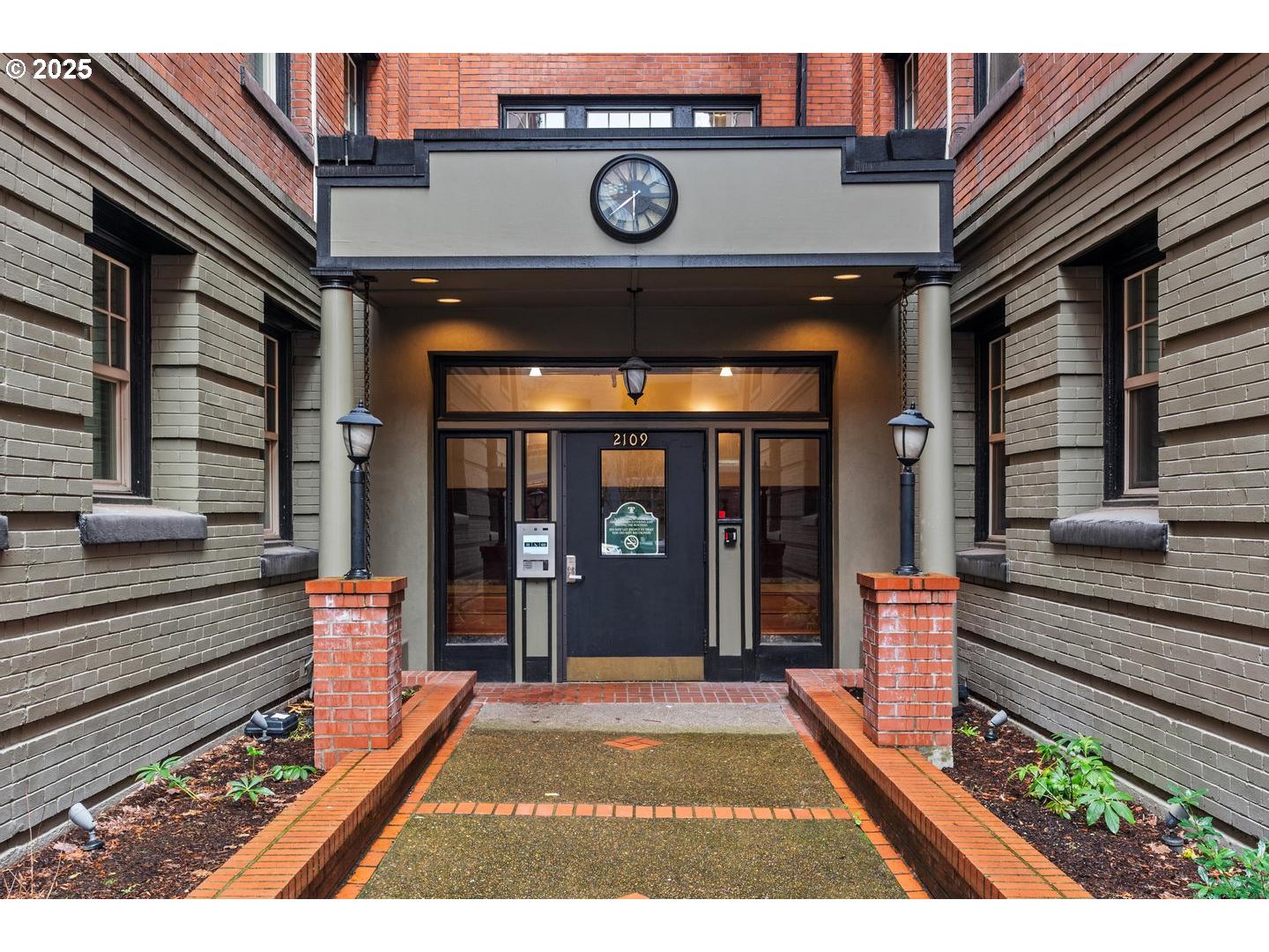 2109 NW IRVING ST 204