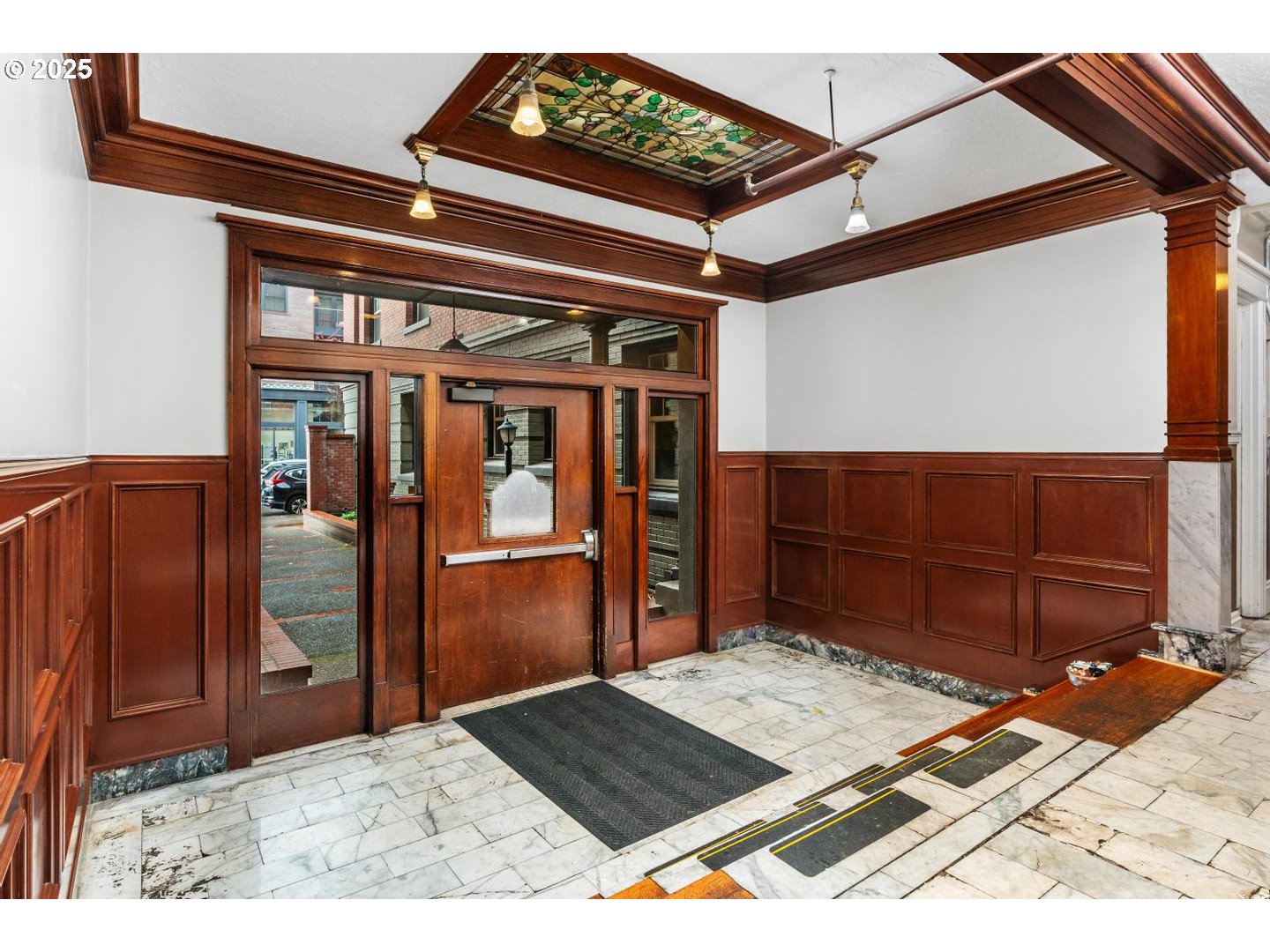 2109 NW IRVING ST 204