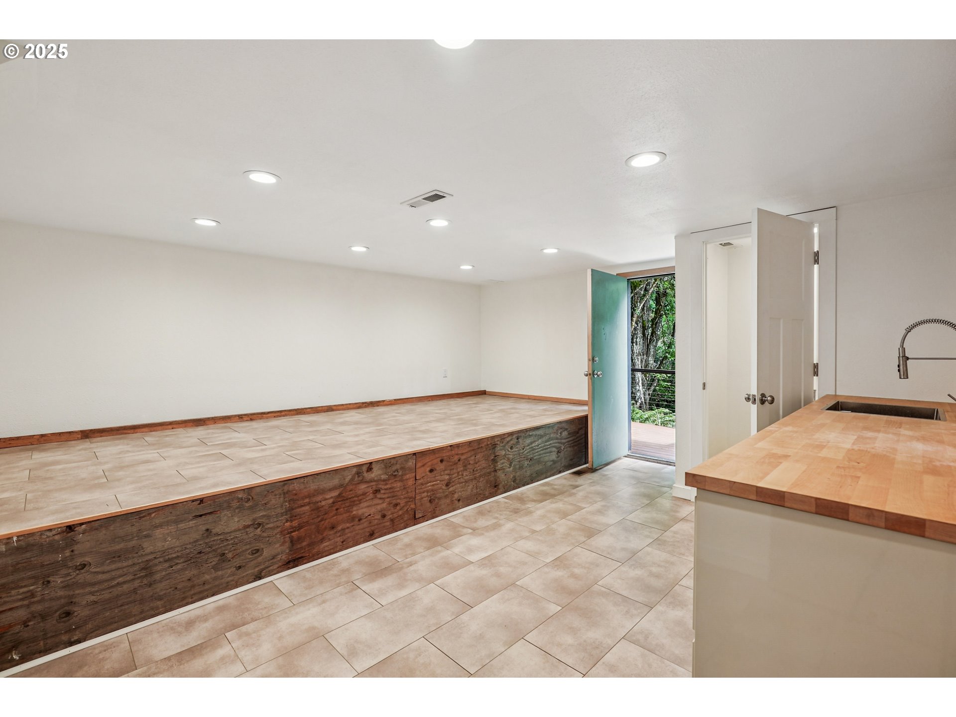 12 MONTICELLO DR
