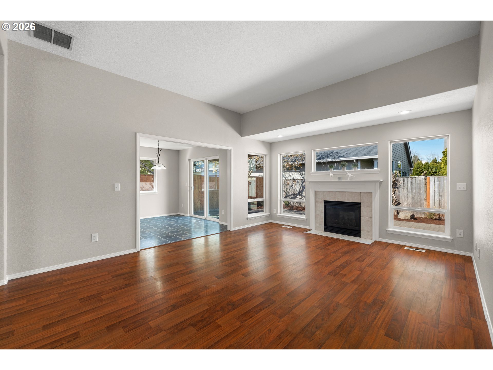 1295 NE SETTING SUN DR