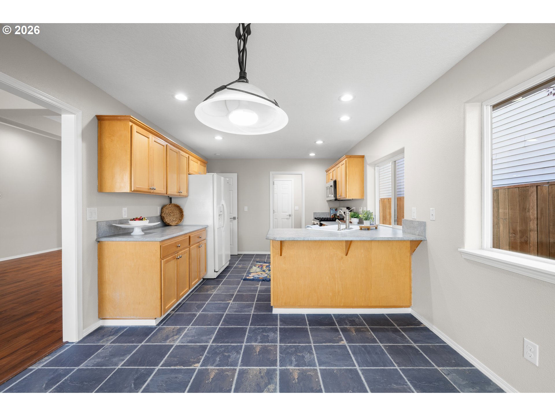 1295 NE SETTING SUN DR