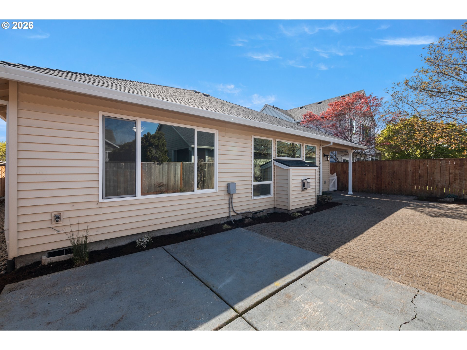 1295 NE SETTING SUN DR