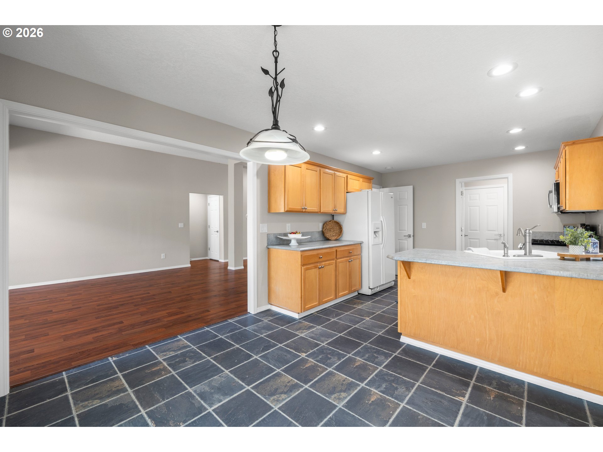 1295 NE SETTING SUN DR