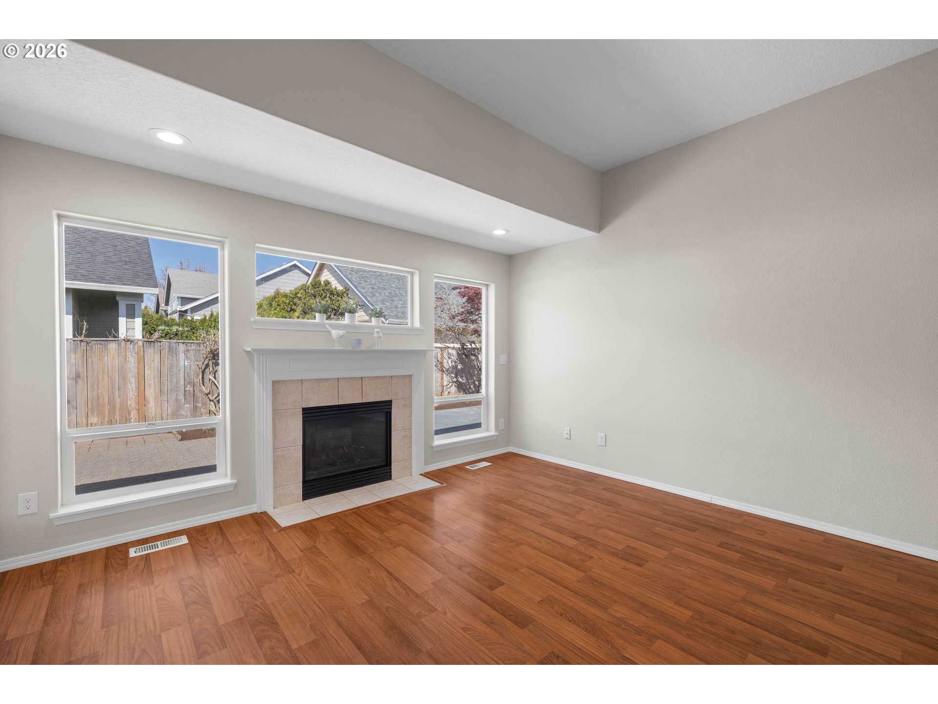 1295 NE SETTING SUN DR