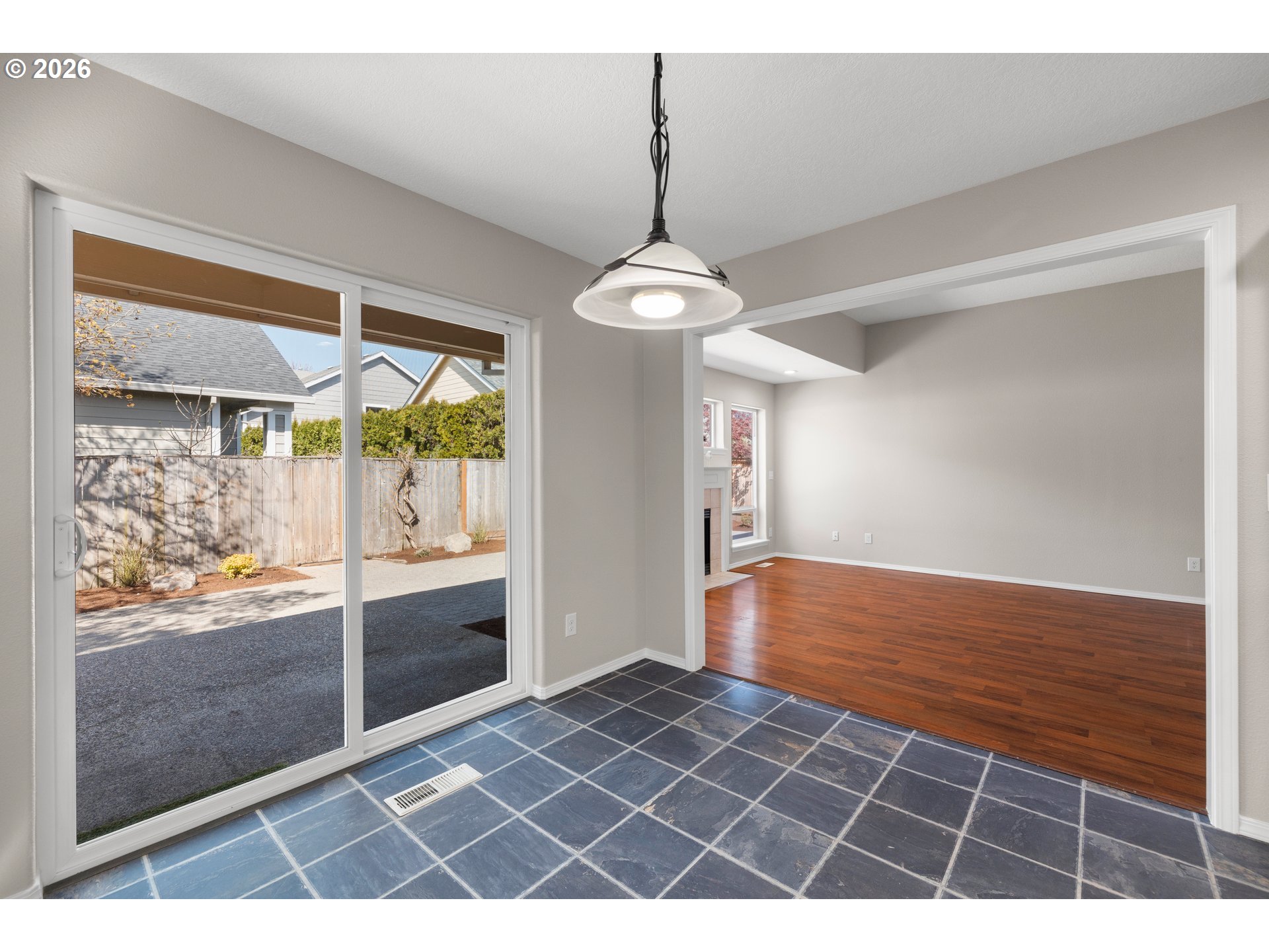 1295 NE SETTING SUN DR