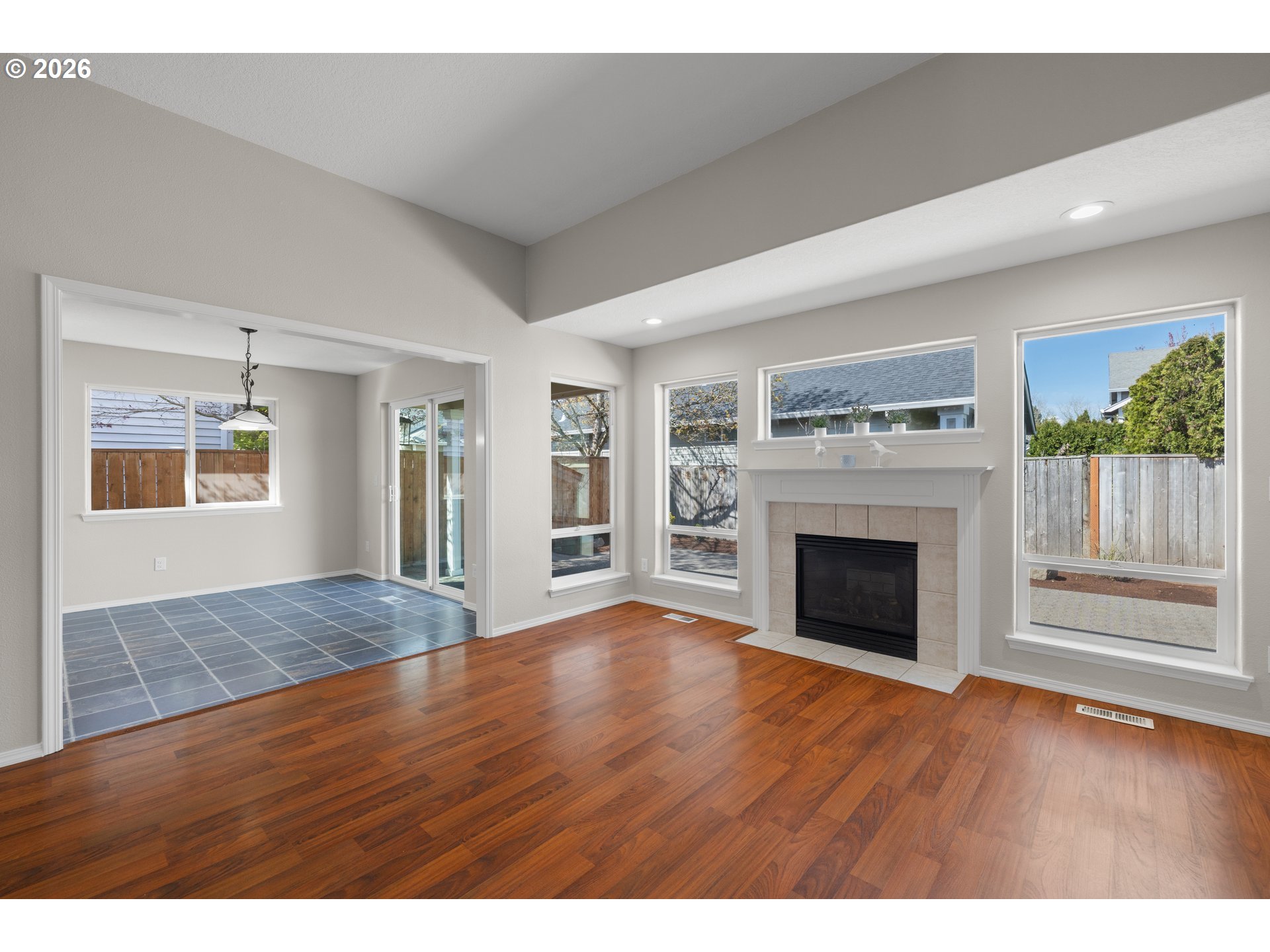 1295 NE SETTING SUN DR