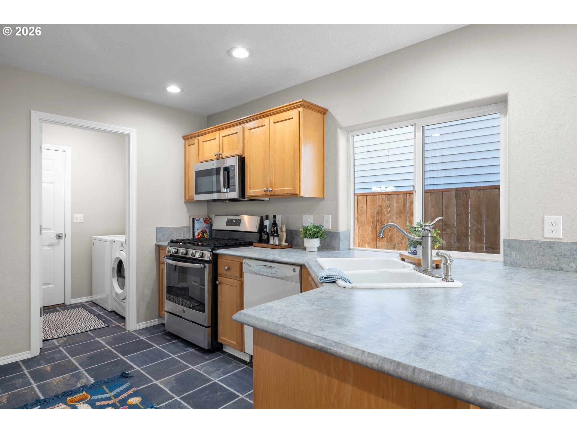 1295 NE SETTING SUN DR