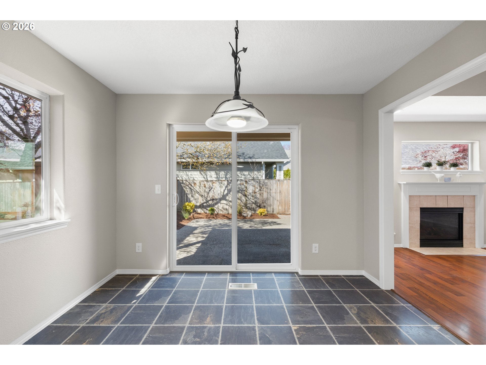 1295 NE SETTING SUN DR