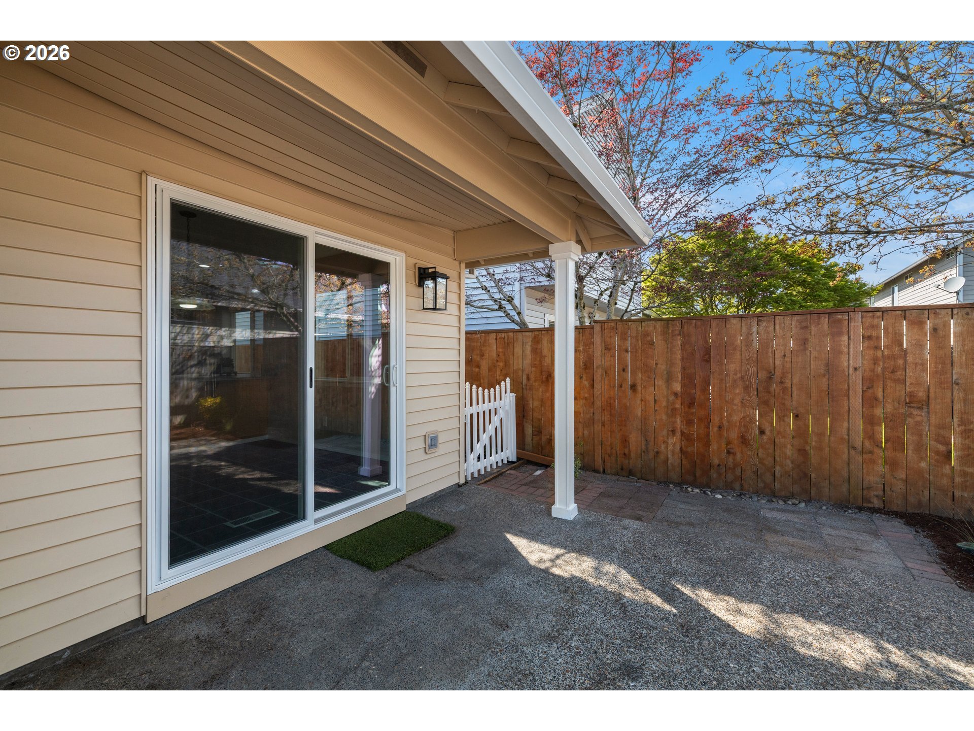 1295 NE SETTING SUN DR