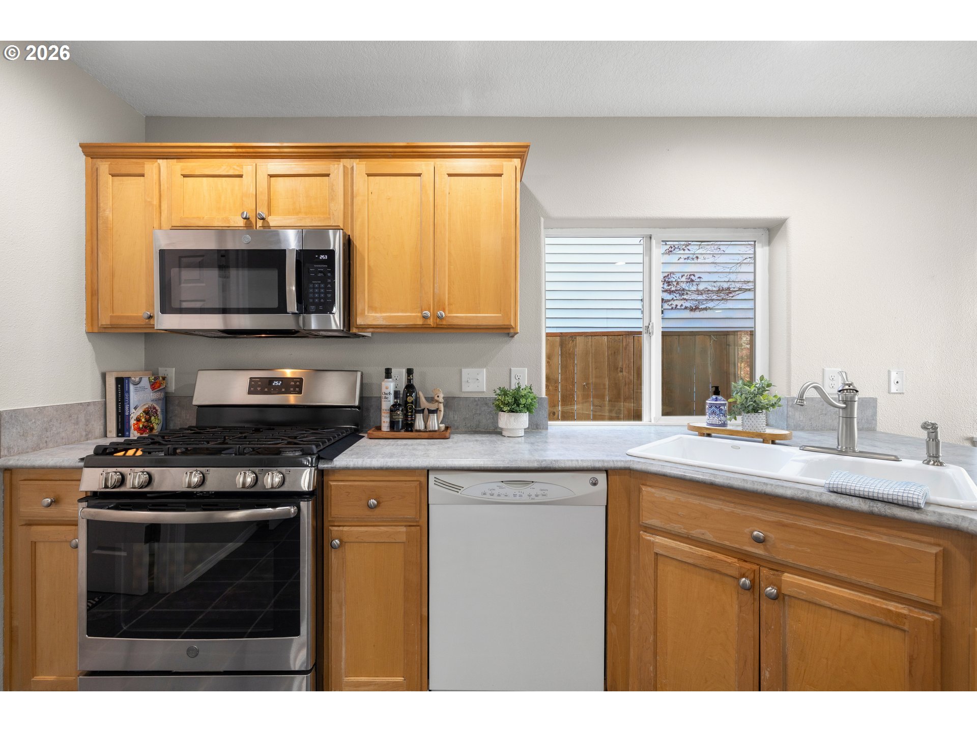 1295 NE SETTING SUN DR