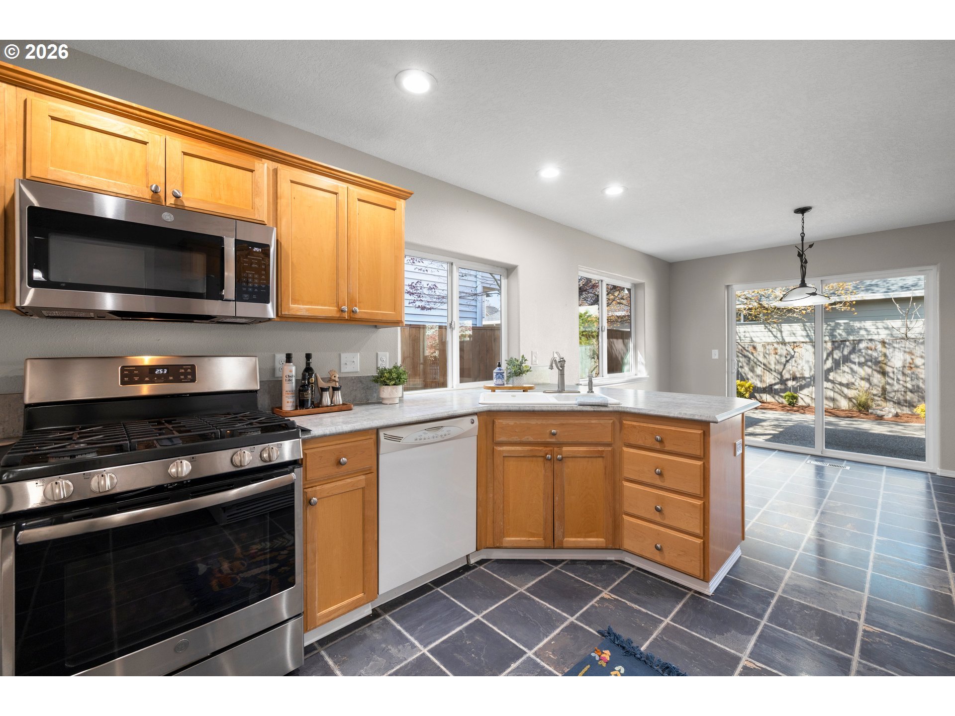 1295 NE SETTING SUN DR