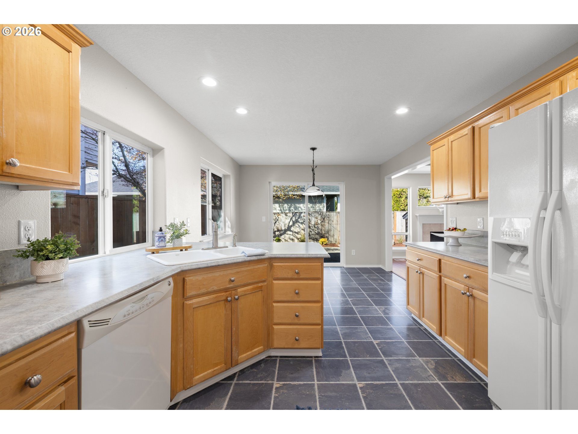 1295 NE SETTING SUN DR