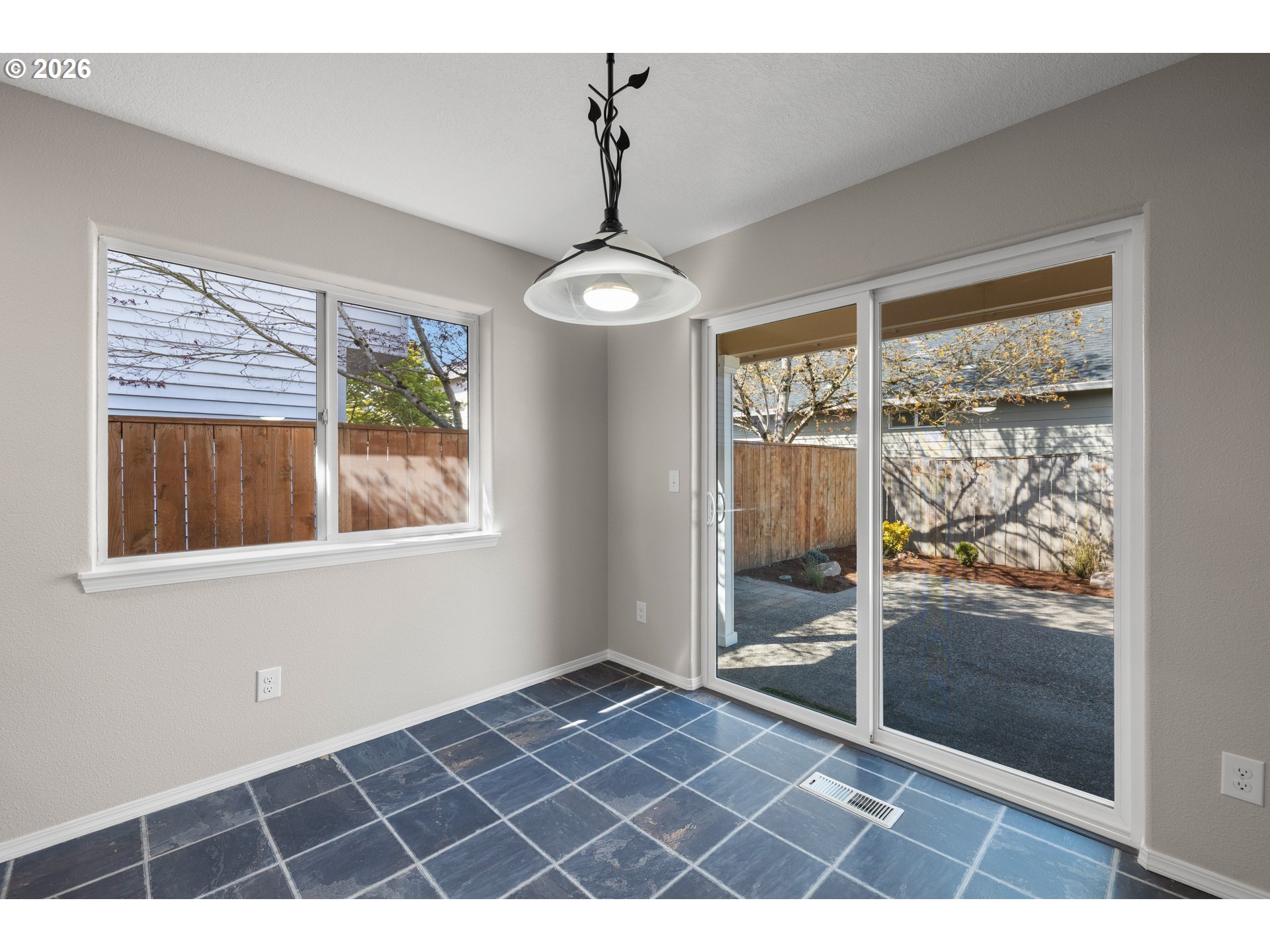 1295 NE SETTING SUN DR