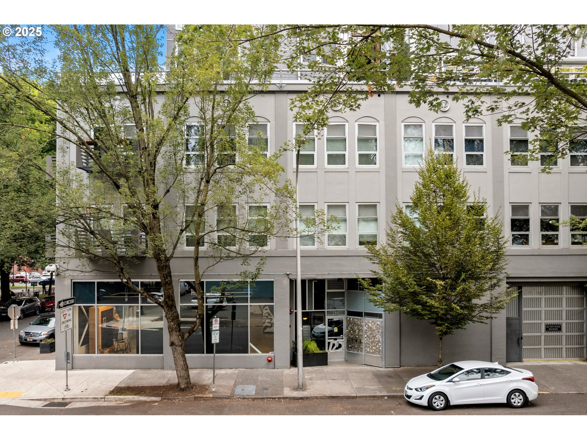 725 NW FLANDERS ST 303