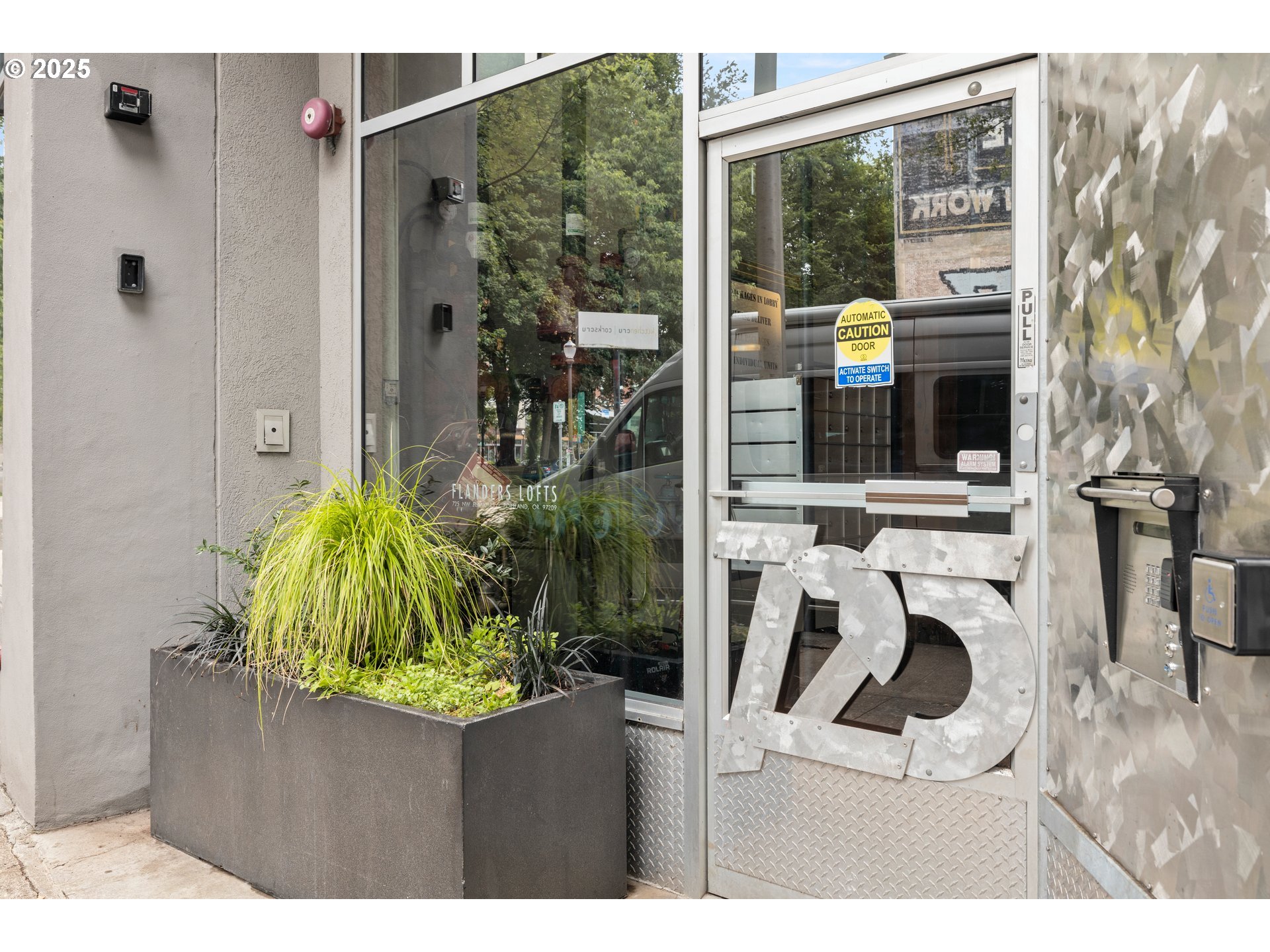 725 NW FLANDERS ST 303