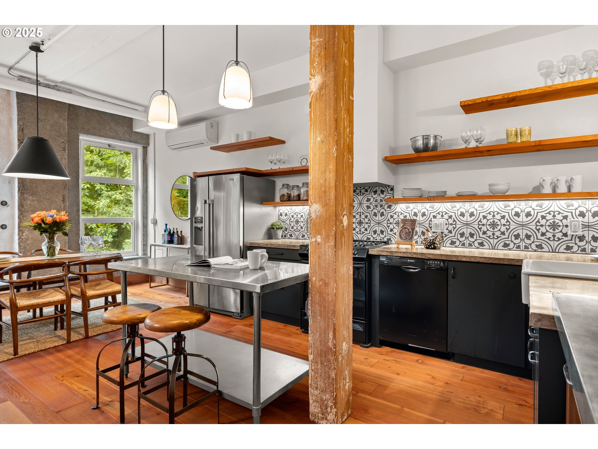 725 NW FLANDERS ST 303