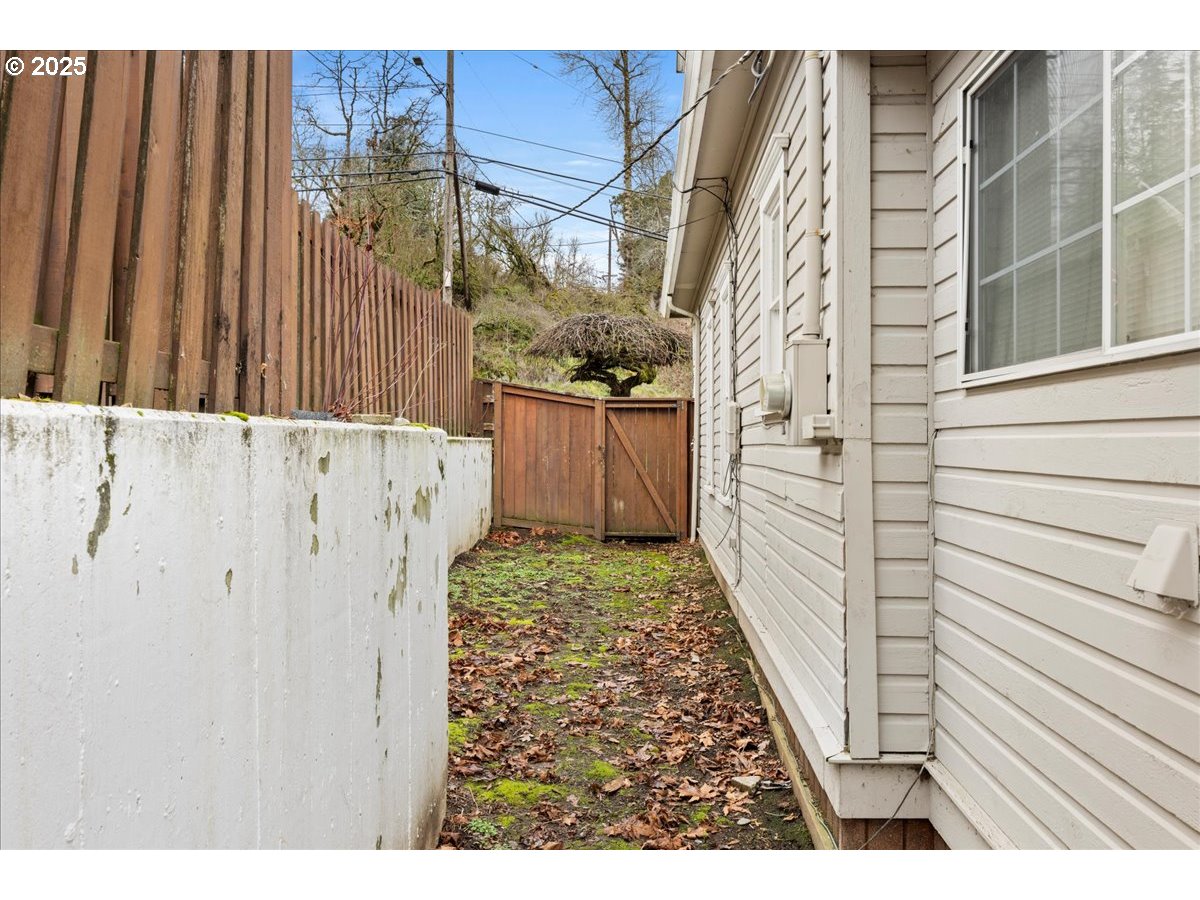 1688 SUNSET AVE