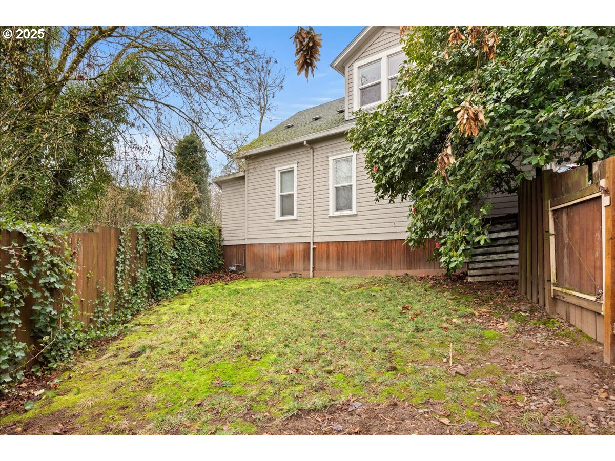 1688 SUNSET AVE