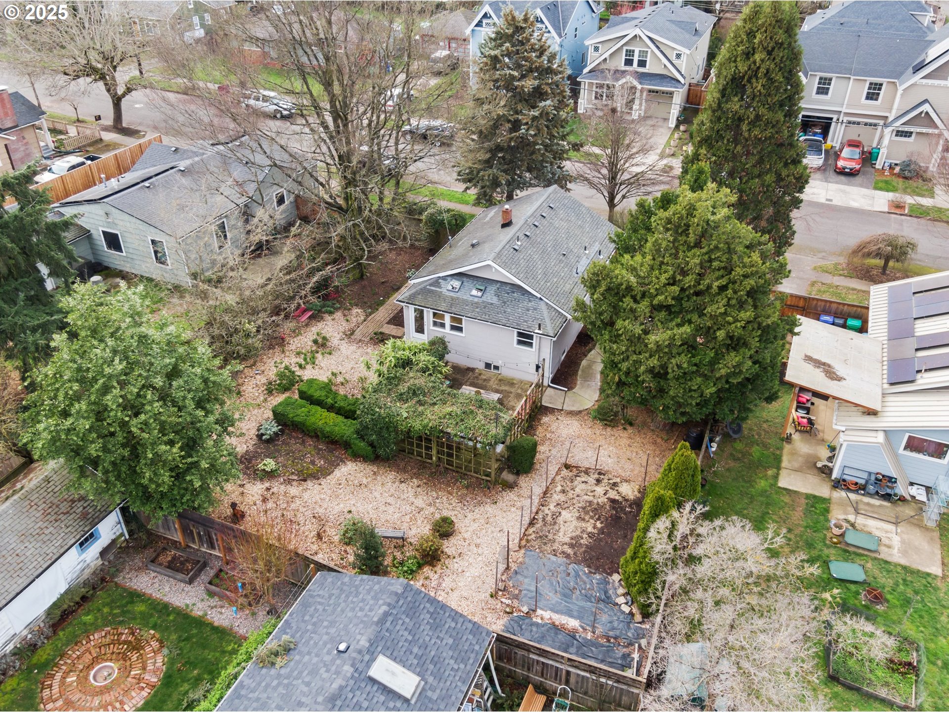 8972 N CLARENDON AVE