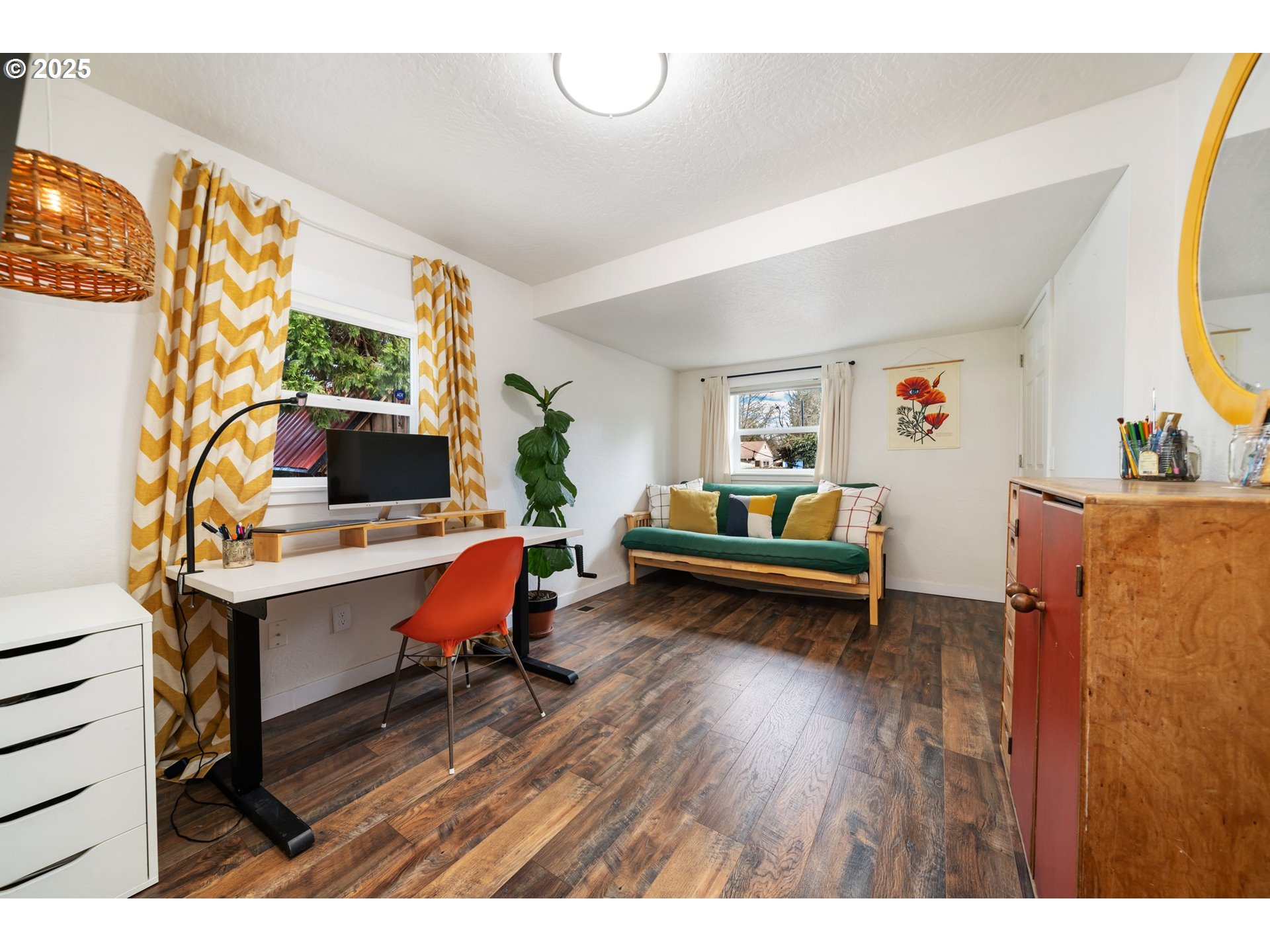 8972 N CLARENDON AVE